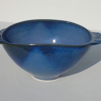 Oval bowl with handles
