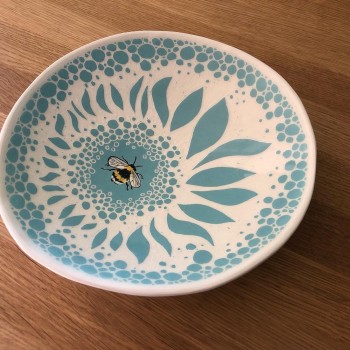 Sgraffito bee dish